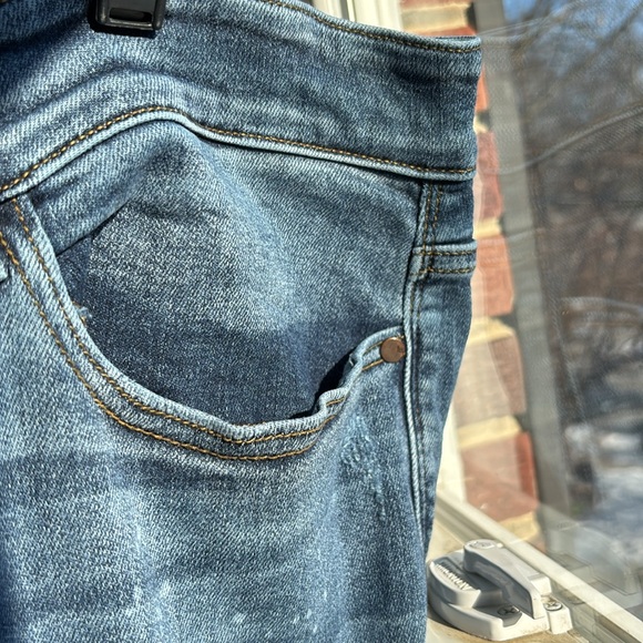 Judy Blue Boyfriend Fit jeans - distressed & intentional bleach spots - Picture 8 of 16